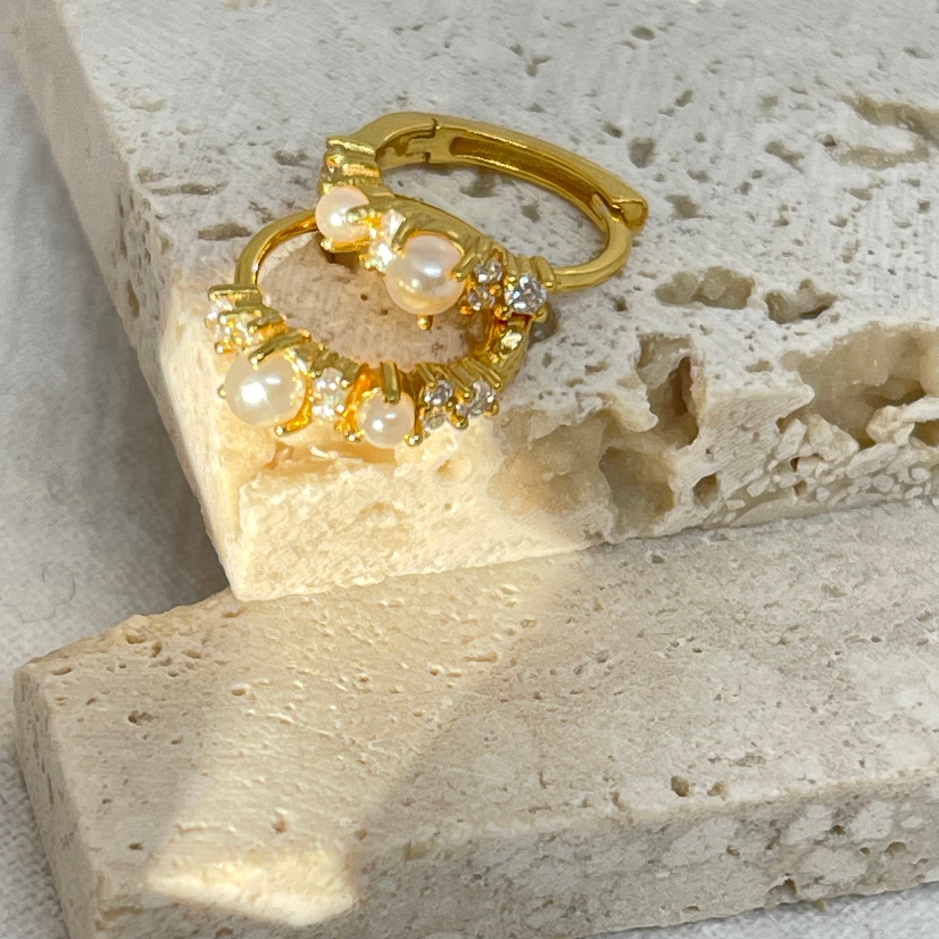 Petite Pearl Diamond huggie hoop(single) - Eline - AD Jewellery Copenhagen