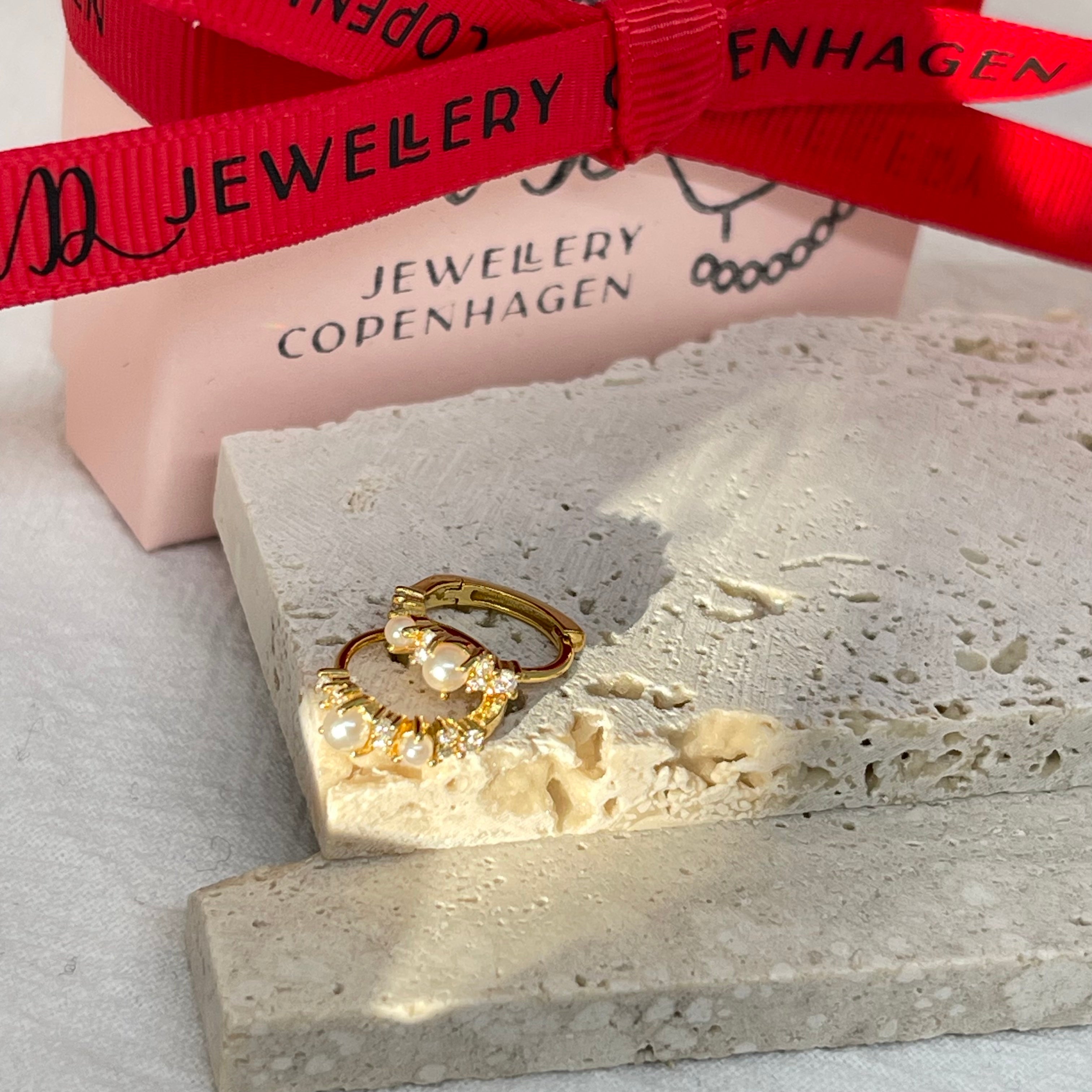 Petite Pearl Diamond huggie hoop(single) - Eline - AD Jewellery Copenhagen