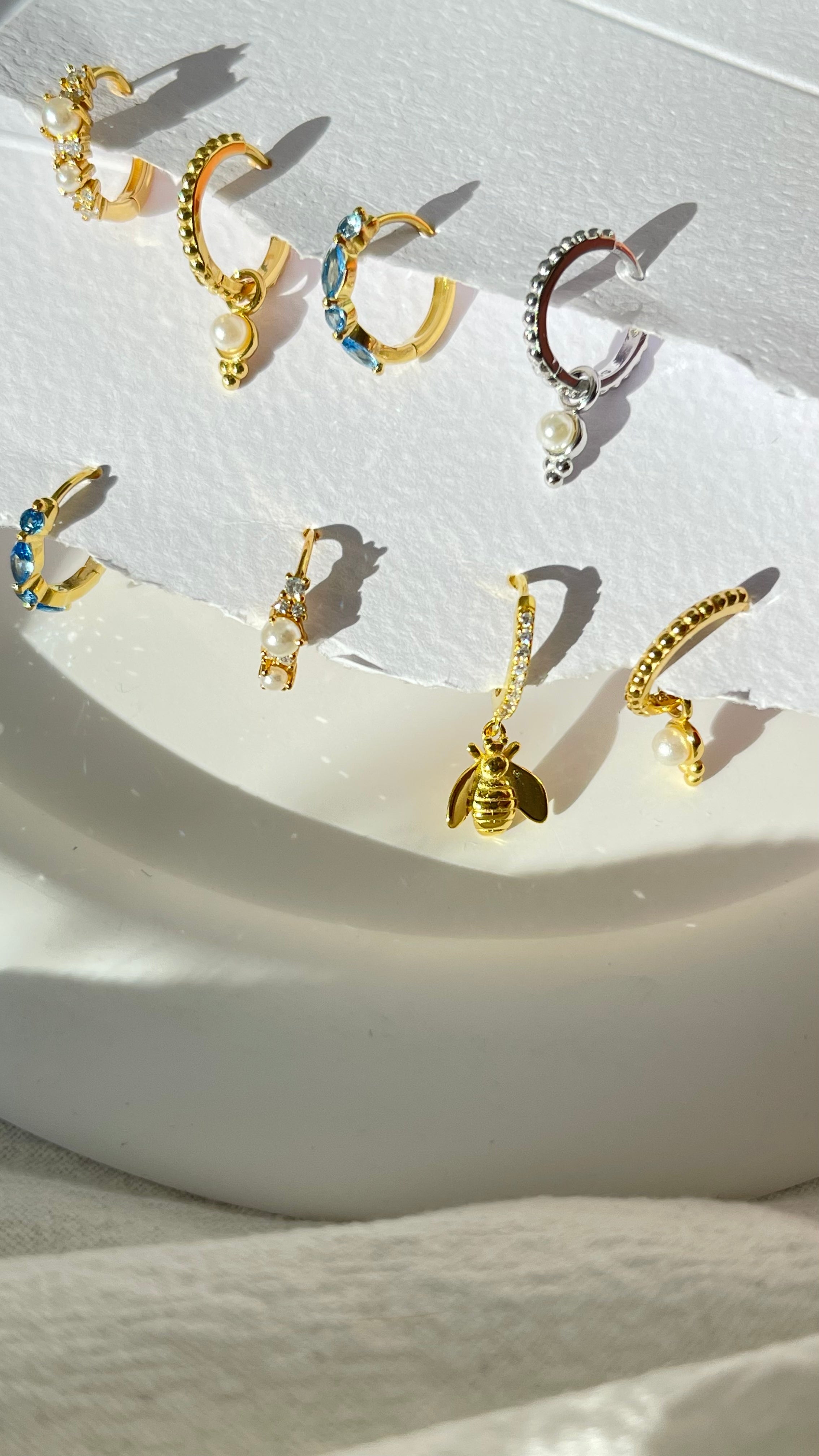 Lucky bee huggie hoop - AD Jewellery Copenhagen
