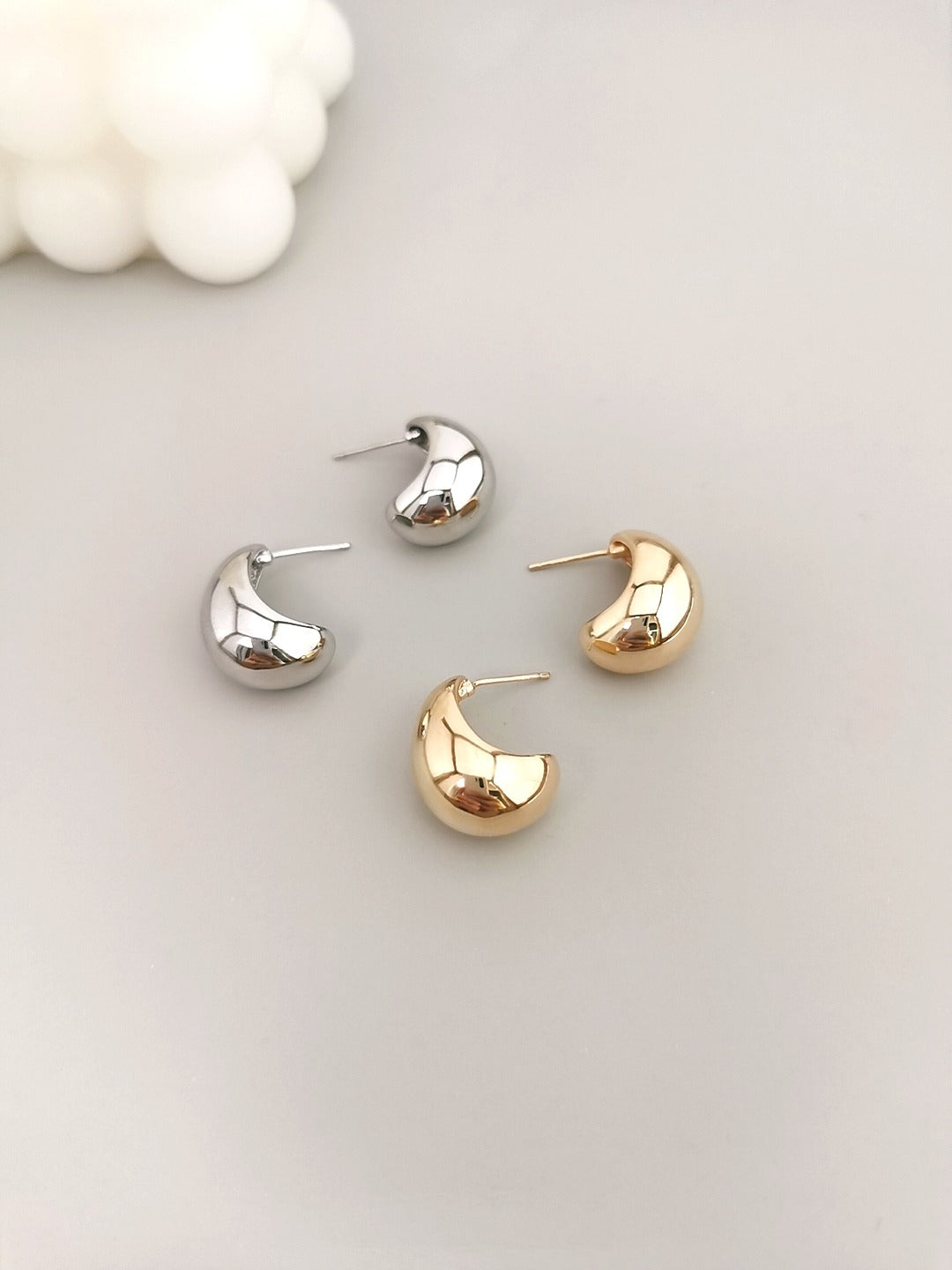 AD Solara Bold Drop Earrings in 18k gold vermeil, featuring a sleek elongated drop design inspired by the Nordic midnight sun. Lightweight and ethically crafted in Copenhagen