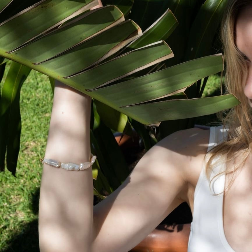 Luxurious baroque pearl bracelet in 14K gold, handmade in Denmark. Adjustable length for comfort, hypoallergenic and perfect for sensitive skin.